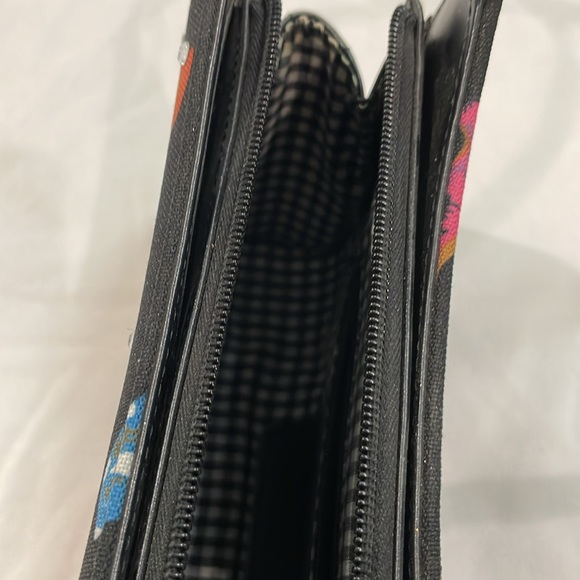 Black purse with shoe design - Picture 3 of 3